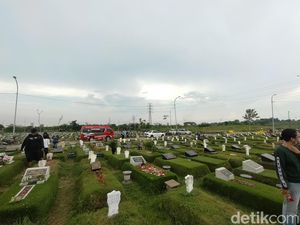 Makam Keputih Surabaya Mulai Ramai Didatangi Peziarah Jelang Ramadan Makam Keputih Surabaya Mulai Ramai Didatangi Peziarah Jelang Ramadan