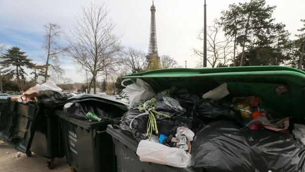 Waduh, Sampah Makin Numpuk Dekat Menara Eiffel Gegara Aksi Mogok Kerja