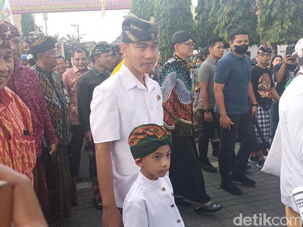 Dicap Kafir Usai Ikut Pawai Ogoh-ogoh, Gibran: Nggak Papa, Biarin Aja Dicap Kafir Usai Ikut Pawai Ogoh-ogoh, Gibran: Nggak Papa, Biarin Aja