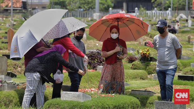 Warga berziarah kubur jelang ramadan di TPU khusus Covid 19 Rorotan. Jakarta, Sabtu, 18 Maret 2023. (CNN Indonesia/ Adhi Wicaksono)