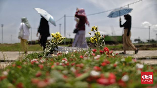 Warga berziarah kubur jelang ramadan di TPU khusus Covid 19 Rorotan. Jakarta, Sabtu, 18 Maret 2023. (CNN Indonesia/ Adhi Wicaksono)