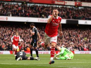 Arsenal Enjoy di Puncak