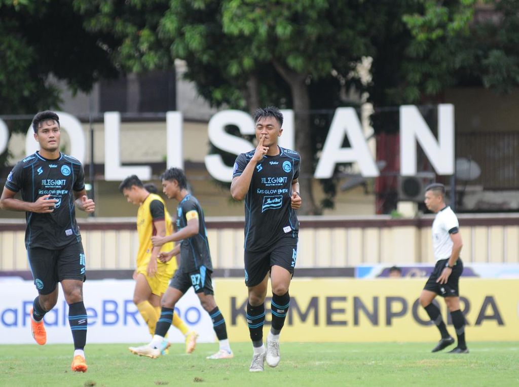 Raih Kemenangan Perdana Bersama Arema FC, Joko Susilo Apresiasi Kerja Tim
