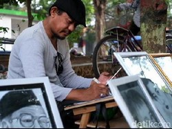 Seniman Sketsa di Alun-Alun Kota Probolinggo Menolak Tergerus Zaman