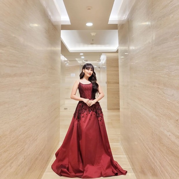 Ayu Ting-ting dengan long dress merah/Sumber: IG @ayutingting92 Ayu Ting-ting dengan long dress merah/Sumber: IG @ayutingting92