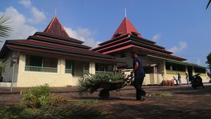 Jelang Ramadan, Masjid Kesultanan Ternate Dibersihkan