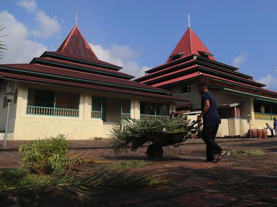 Jelang Ramadan, Masjid Kesultanan Ternate Dibersihkan