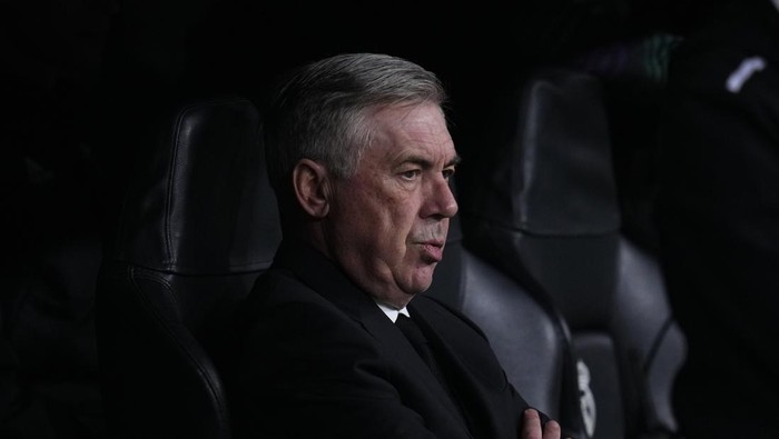Real Madrids head coach Carlo Ancelotti waits for the start of the Champions League, round of 16 second leg soccer match between Real Madrid and Liverpool at the Santiago Bernabeu stadium in Wednesday, March 15, 2023. (AP Photo/Manu Fernandez)
