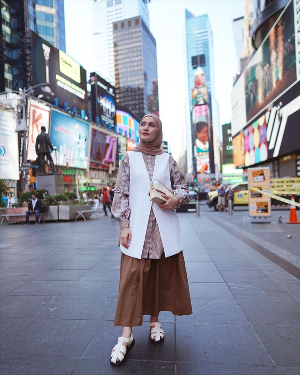 Dwi Handayani dengan vest/Sumber: IG @dwihandaanda Dwi Handayni dengan vest/Sumber: IG @dwihandaanda