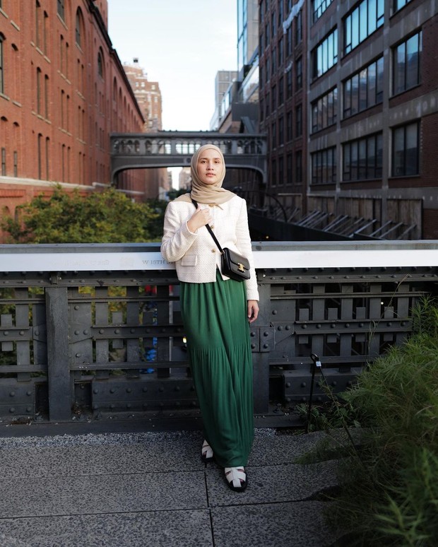 Dwi Handayani dengan warna baju kontras/Sumber: IG @dwihandaanda Dwi Handayani dengan warna baju kontras/Sumber: IG @dwihandaanda