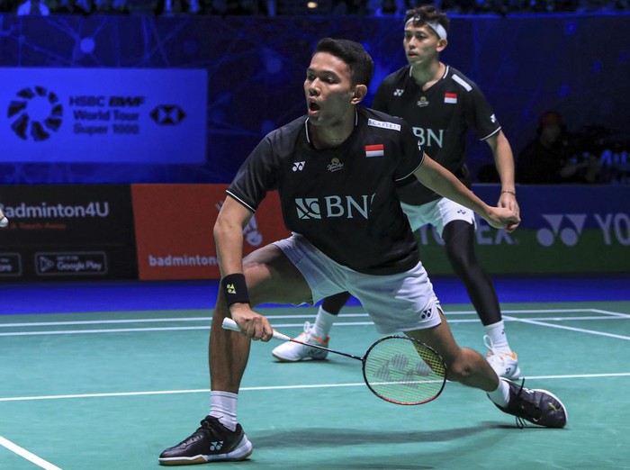 Pebulu tangkis ganda putra Indonesia Fajar Alfian (kanan) dan Muhammad Rian Ardian (kiri) berpose usai mengalahkan lawannya asal China He Ji Ting/Zhou Hao Dong dalam pertandingan semifinal All England 2023 di Utilita Arena Birmingham, Inggris, Minggu (19/3/2023). Ganda putra peringkat satu dunia tersebut melaju ke final usai mengalahkan He Ji Ting/Zhou Hao Dong dengan skor 21-19 dan 21-17. ANTARA FOTO/HO/Humas PBSI/mrh/tom.