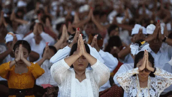Foto-foto Upacara Melasti di Berbagai Wilayah Indonesia