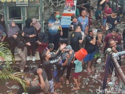 Basah! Serunya Gebyuran Sambut Ramadan di Bustaman Semarang