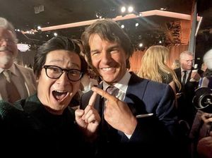 Selfie Nunjuk ala Ke Huy Quan Jadi Tren Baru Hollywood Selfie Nunjuk ala Ke Huy Quan Jadi Tren Baru Hollywood
