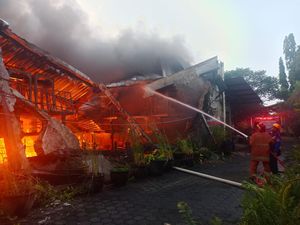 Pabrik Plastik di Grogol Sukoharjo Terbakar, Belasan Mobil Damkar Diterjunkan