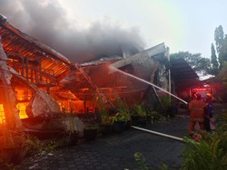 Pabrik Plastik di Grogol Sukoharjo Terbakar, Belasan Mobil Damkar Diterjunkan