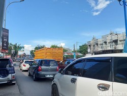 Truk Mogok di Jalan Poros Makassar-Maros, Lalin Macet 1 Km