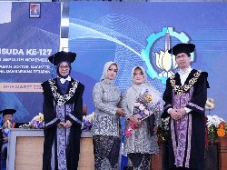 Cerita Sedih di Wisuda ITS, Ibu Naik Panggung Wakili Almarhum Putranya
