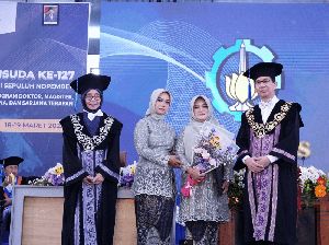 Cerita Sedih di Wisuda ITS, Ibu Naik Panggung Wakili Almarhum Putranya Cerita Sedih di Wisuda ITS, Ibu Naik Panggung Wakili Almarhum Putranya