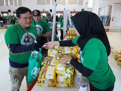 Komunitas Ojol Dukung Ganjar Gelar Bazar Oli-Sembako Murah di Cirebon