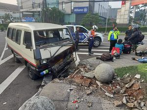Angkot-Motor Terobos Lampu Merah Berujung Tabrakan di Bandung