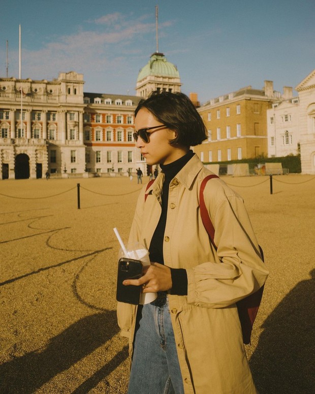 Lutesha dengan long coat/Sumber: IG @lutesha