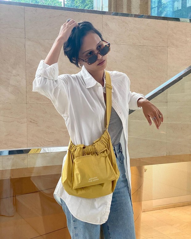 Lutesha dengan tas warna mustard/Sumber: IG @lutesha