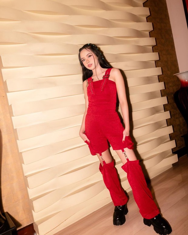 Lyodra dengan Jumpsuit merah/Sumber: IG @lyodraofficial Lyodra dengan Jumpsuit merah/Sumber: IG @lyodraofficial