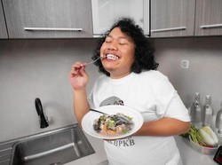 Foto Background Biru dengan Celine Modal Nikah Marshell Widianto-Cesen