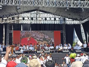 Megawati hingga Luhut Hadiri Pertemuan Kades di GBK Megawati hingga Luhut Hadiri Pertemuan Kades di GBK