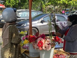 Momen Spesial Penjual Bunga di TPU Rancacili Jelang Ramadan