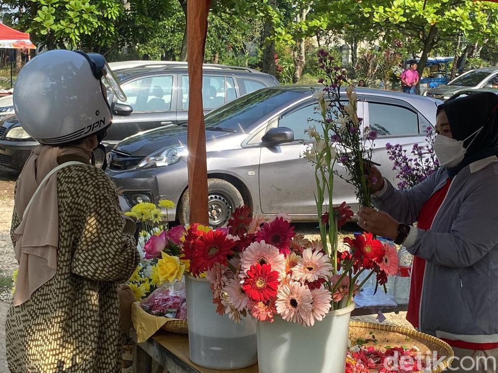 Ziarah Makam Jelang Puasa, Penjual Bunga Raup Cuan Ziarah Makam Jelang Puasa, Penjual Bunga Raup Cuan