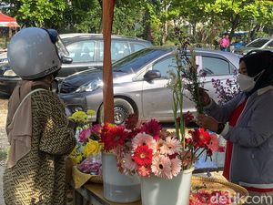 Ziarah Makam Jelang Puasa, Penjual Bunga Raup Cuan Ziarah Makam Jelang Puasa, Penjual Bunga Raup Cuan