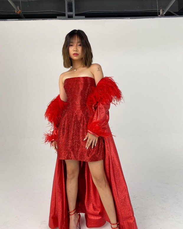 NIKI dengan mini dress merah/Sumber: IG @nikizefanya NIKI dengan mini dress merah/Sumber: IG @nikizefanya