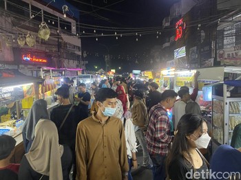 Dari Laksa Hingga Sate Ular di Pasar Lama