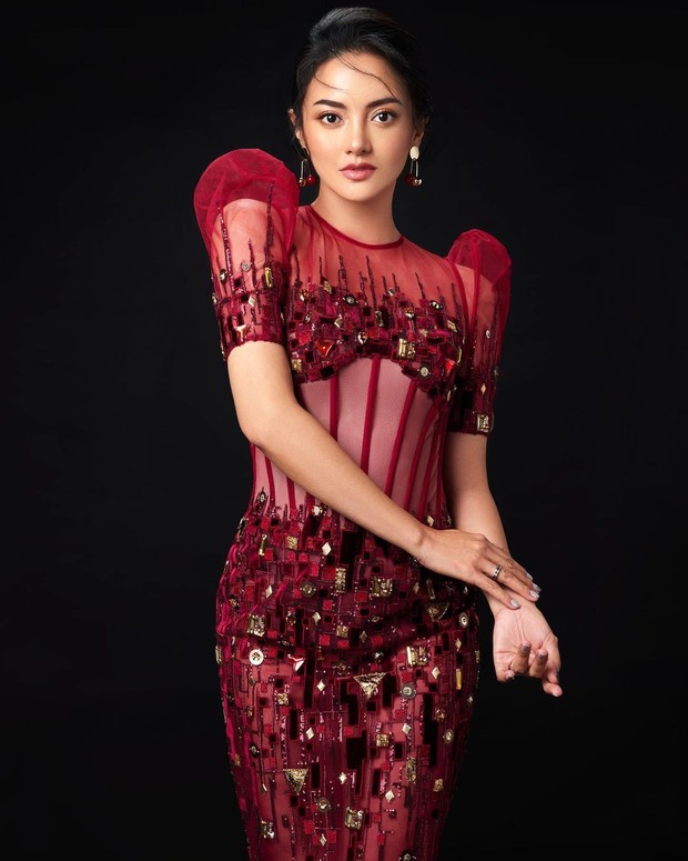 Ririn Ekawati dengan Gaun merah/Sumber: IG @ririnekawati Ririn Ekawati dengan Gaun merah/Sumber: IG @ririnekawati