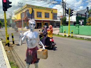 Kisah Manusia Silver Pertama di Dompu, Raup Ratusan Ribu Rupiah Sehari