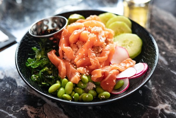 Sumber protein dalam ikan salmon/Foto: Unsplash/Paul Einerhand