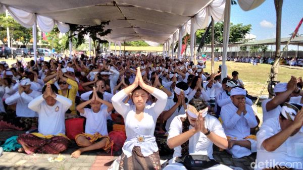 Melihat Khidmatnya Upacara Melasti di Kenjeran Surabaya