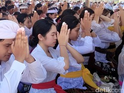 Ribuan Umat Hindu Ikuti Upacara Melasti di Kenjeran Surabaya