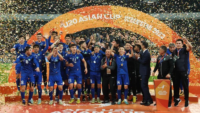 TASHKENT, UZBEKISTAN - MARCH 18: Players of Uzbekistan rise up the trophy celebrate the champion during the award ceremony of the match between Uzbekistan and Iraq for Finals - AFC U20 Asian Cup Uzbekistan at Bunyodkor Stadium on March 18, 2023 in Tashkent, Uzbekistan. (Photo by Zhizhao Wu/Getty Images)