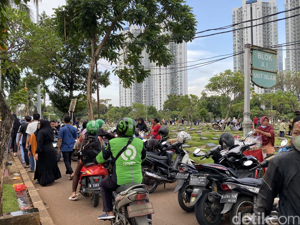 TPU Menteng Pulo padat peziarah, lalu lintas di lokasi macet.