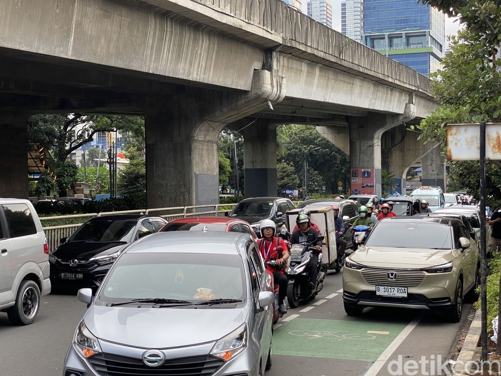 TPU Menteng Pulo padat peziarah, lalu lintas di lokasi macet.