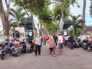 Warga Mulai Ramai Ziarah Jelang Ramadan, Lalin Depan TPU Ngagel Padat Warga Mulai Ramai Ziarah Jelang Ramadan, Lalin Depan TPU Ngagel Padat