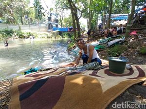 Melihat Tradisi Cuci Karpet Jelang Ramadan di Mata Air Umbulan Pasuruan Melihat Tradisi Cuci Karpet Jelang Ramadan di Mata Air Umbulan Pasuruan