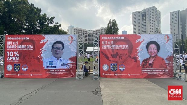 Spanduk berisi tuntutan para kepala desa untuk anggaran dana desa tahun depan naik 10 persen dari APBN, di GBK, Minggu (19/3).