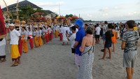 Tak Semua Berulah, Ada Bule Antusias Nonton Upacara Melasti di Bali