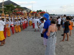 Bule-bule Antusias Saksikan Prosesi Melasti di Pantai Seminyak