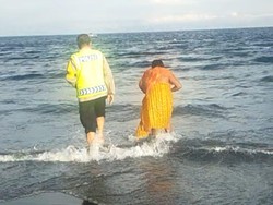 Wanita Depresi Berendam di Pantai dari Pagi-Sore, Dibujuk Polisi