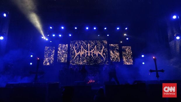 Band black metal asal Swedia, Watain, tampil dengan penuh kengerian di Hammersonic 2023, Minggu (19/3) malam. (CNNIndonesia/Ryan Hidayatullah)